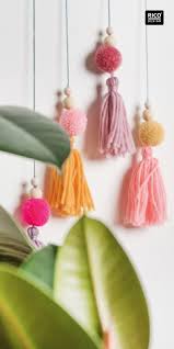 Anhanger Aus Pompons Und Quasten Basteln Pompoms Basteln Anhanger Basteln Fruhling Pompons Basteln