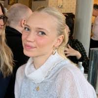 Lara Manning's Instagram, Twitter & Facebook