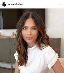 Hairlook mosso con taglio scalato di media lunghezza e ciuffo . Tagli Capelli Medi Autunno 2020 Foto Rigenerare La Chioma Dopo L Estate Amica