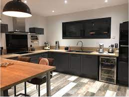 grande cuisine gris et bois avec porte a cadres cuisine grise et bois amenagement cuisine cuisine equipee moderne