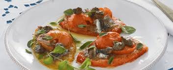 I peperoni arrostiti al forno sono un saporito contorno adatto ad accompagnare piatti di carne e di pesce, la preparazione è abbastanza semplice e anche lava bene i peperoni e mettili nel forno a 200° per 35 minuti circa, si cuoceranno fino ad appassire e a bruciacchiarsi. Peperoni Al Forno Sale Pepe