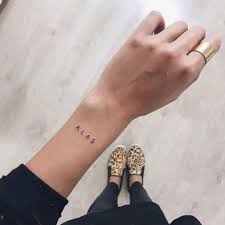Idee De Tatouage Discret Sur Le Poignet Typographie Tatouage Tatouage Tatouage Discret