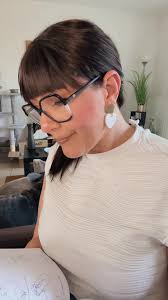 Il veut raccompagner sa collègue parce qu’elle a peur du noir… 🌑 Moi aussi  j’ai peur du noir… alors j’irai attendre chez le voisin 🏡 C’est juste une  question de sécurité hein… pas de jalousie du tout ...