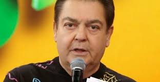 Fausto corrêa da silva (porto ferreira, 2 de maio de 1950), popularmente conhecido como faustão, é um apresentador de televisão, radialista, repórter e casualmente ator brasileiro. Filho De Faustao Surge Mais Magro Apos Cirurgia Bariatrica Mais Novela