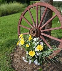 Cheap Garden Decoration In 28 Objects Of Style Shabby Chic Or Rustic Style My Desired Home Rustic Garden Decor Wagon Wheel Garden Wagon Wheel Decor