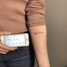 Las letras cursivas para tatuajes quedan muy bien acompañadas con otro elemento que complementa el diseño. Pin By Fabiana Casco On A I Small Girl Tattoos Tattoos Subtle Tattoos