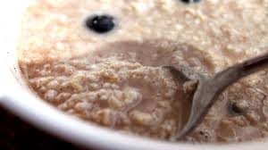 Porridge Au Micro Ondes La Recette Facile Pour Cuisiner Des Flocons D Avoine Puree Porridge Au Micro Ondes Alimentation