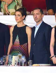 Raphaël, fils de gad elmaleh et charlotte casiraghi, s'est fait baptiser le 22 juin à monaco aux côtés de son parrain, le prince albert, et de sa marraine, la charlotte casiraghi, la fille de caroline de monaco, a mis au monde ce mardi raphaël, un petit garçon qu'elle a eu avec l'acteur gad elmaleh. Gad Elmaleh Separe De Charlotte Casiraghi Ses Gentils Propos Sur Son Ex La Mere De Leur Fils Raphael Elle