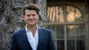 Weet jij misschien een plekje in de buurt van tilburg waar hij kan wonen en. Beau Van Erven Dorens Makes A Statement With Chest Hair Photo World Today News