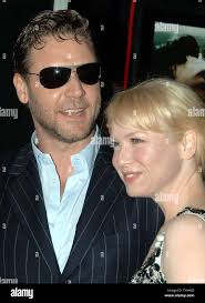 Renee zellweger russell crowe cinderella hi-res stock photography and  images