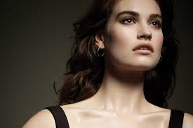 Поглеждайки лили джеймс, едва ли някога бихме предположили, че тя не се е родила с идеята да стане звезда.актрисата, която вероятно познавате като непокорната лейди роуз макклеър от „имението даунтън, признава, че. Lili Dzhejms V Letnem Nomere Dujour Magazine