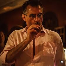 Friends who smoke cigars are different brushstrokes of the same dream  🖌️💨💭