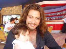 Dizi yayın hayatına devam ederken barış akarsu, 28'inci doğum günü olan 29 haziran 2007 cuma günü akşam saat 22:30 civarında muğla'nın bodrum ilçesine 5 km mesafe kala torba kavşağı'nda iki arkadaşıyla trafik kazası geçirdi. Rockaabi On Twitter Bilge Kisilerden Biri Ayrilik Olumun Kardesidir Diyen Adama Hayir Dedi Dogrusu Olum Ayriligin Kardesidir Gectigimiz Gunlerde Rahmetli Baris Akarsu Nun Ailesi Tarafindan Yonetilen Instagram Hesabindan Bir Paylasim