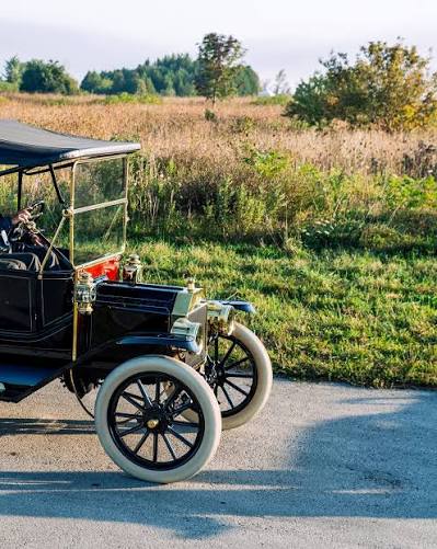 Did you know the Ford Model T made car ownership possible for everyday Americans? 🚗✨ Before it hit the roads, owning a car was just a dream for many families. The Model