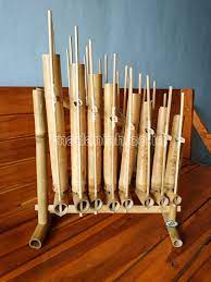 Bentuknya bulat lonjong dan terbuat dari sebilah bambu. Alat Musik Tradisional Irian Jaya Greatnesia