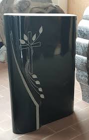 Moderner Stein In Ovaler Form Von Allen Seiten Poliert Ein Schones Kreuz Mit Blatter Ranke Rund Tombstone Designs Funeral Floral Arrangements Funeral Floral