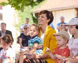 Zurückverfolgen zu können, wo eine infektion ihren ausgang nahm, sei voraussetzung für die eindämmung des virus. Pamela Rendi Wagner Ø¹Ù„Ù‰ ØªÙˆÙŠØªØ± Auf Sommerferien Freuen Sich Kinder Und Ihre Familien Das Ganze Jahr Fur Eltern Und Alleinerziehende Erzeugt Das Oft Stress Weil Kinderbetreuungsangebote Fehlen Nicht In Schandorf Im Burgenland Dort