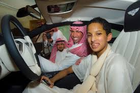 تسلّمت إدارة نادي النصر الأسبوع الماضي السيارات التي قدمها الأمير الوليد بن طلال بن عبدالعزيز للاعبي الفريق الأول لكرة القدم بمناسبة تحقي 1 ÙÙƒØ± ÙˆÙÙ† Ø´Ø±Ù‚ ÙˆØºØ±Ø¨ Ø§Ù„Ø¨ÙŠØ§Ù†