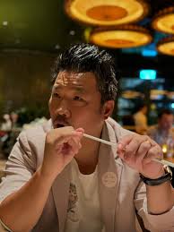 在香港和來自倫敦的二星名廚Andrew Wong一聚。他倫敦的餐廳A.Wong也是亞洲以外唯一的二星中餐廳（絕對三星在望）。  我在專欄寫過：牛津化學系畢業的他，因為父親驟然離世，為了協助母親回家幫忙酒樓生意，踏上廚藝之路。 他回家期間於倫敦政經學院讀人類學碩士，同時在 ...