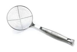 Whether boiling a pot of ravioli or frying homemade doughnuts, this wire skimmer's extra long handle keeps hands safely away from hot liquids, and allows the food to drain quickly before transferred into a serving dish. Le Creuset Wire Skimmer
