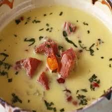 Carne de porc 500 g, morcovi 150 g, pătrunjel 50 g, ţelină 100 g, ceapă 100 g, ulei 50 g, orez 75 g, ouă 2 buc, lămâie 100 g, smântână 250 g, făină 30 g, leuştean 1 leg, sare. Ciorba De Porc Ardeleneasca Cu Smantana Si Tarhon Bucate Savuroase