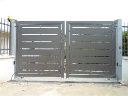Realizzati con linee semplici ed essenziali, i cancelli in lamiera si adattano ad abitazioni e giardini moderni dove non è possibile mettere cancelli in legno per via del clima troppo umido e piovoso. Recinzioni E Cancelli Pantografati