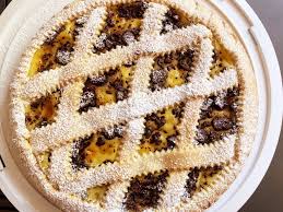 Crema pasticcera al cioccolato, una preparazione base della pasticceria perfetta per farcire e guarnire dolci e torte di ogni tipo! Crostata Con Crema Pasticcera E Scaglie Di Cioccolato Fondente Ricette Al Volo