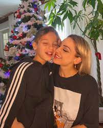 Ogni donna si prefigge degli obiettivi e uno di questi di anna tatangelo è di avere un altro figlio. Anna Tatangelo Il Figlio Andrea Avuto Da Gigi D Alessio E Uguale A Lei Foto Donnapop