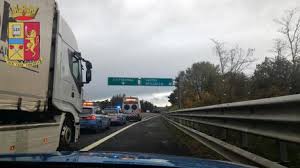 Sul posto sono presenti polizia, mezzi di soccorso e i pompieri. A13 Telestense