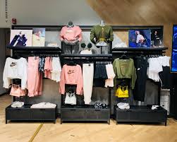 Pin By Mmm Ki On 01 Store Design Interior Retail Store Design Merchandising Displays