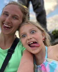 Amber Acuff's Instagram, Twitter & Facebook