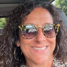 Who are recommended interior decorators or designers?