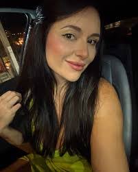 Amanda Santos's Instagram, Twitter & Facebook