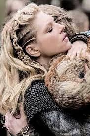 Takže mužské účesy vikingov zahŕňali aj tkanie a znamenalo prítomnosť dlhých vlasov. Lagertha Hair Viking Hair Hair Styles Hairstyle