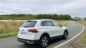 The tiguan is equipped with a suite of helpful tech features designed to help make parking, passing, and, well, driving easier. Vw Tiguan Ehybrid Preis 2021 Das Kostet Der Hybrid Tiguan Autonotizen