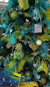 Verde Electrico Y Azul Como Decoracion De Arbol De Navidad Decoracionnav Arboles De Navidad Tematicos Arboles De Navidad Decorados Pinos De Navidad Decorados