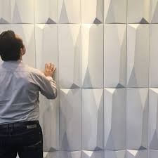 A Volumetria E As Linhas Retas Do Revestimento Kassel Tem Chamado Muito A Atencao De Quem Visita O Nosso Estande Na E Wall Paneling Wall Patterns 3d Wall Tiles