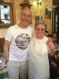 1986 fondazione la premiata ditta con p. La Sig Mamma Con Roberto Ciufoli Della Premiata Ditta Foto Di Trattoria Da Mamma Roma Tripadvisor