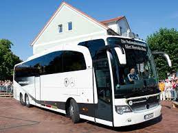 Der dortmunder mannschaftsbus kommt in dresden an, und biegt direkt in das stadioninnere ein. Motto Fur Dfb Bus Ein Land Eine Mannschaft Ein Traum