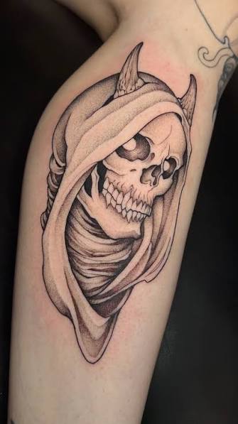 What's a skeleton's favorite dinner? Ribs 🩻 Ba-dum-tss 🥁 I had an amazing oppurtunity to do these cool skeletal hands tattoos on @christ_chex ! One hand is partially healed and the other