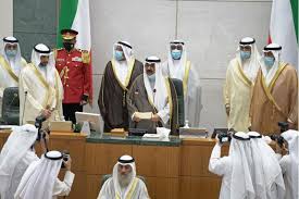 الشيخ مشعل الأحمد هو الابن السابع لأمير الكويت العاشر الشيخ أحمد الجابر الصباح الذى حكم الكويت قبل الاستقلال فى الفترة من 1921 إلى 1950، وهو الأخ غير الشقيق لكل من أمير الكويت الحالى الشيخ نواف. Ø³Ù…Ùˆ Ø§Ù„Ø´ÙŠØ® Ù…Ø´Ø¹Ù„ Ø§Ù„Ø£Ø­Ù…Ø¯ Ø§Ù„Ø¬Ø§Ø¨Ø± Ø§Ù„ØµØ¨Ø§Ø­ ÙŠØ¤Ø¯ÙŠ Ø§Ù„ÙŠÙ…ÙŠÙ† Ø§Ù„Ø¯Ø³ØªÙˆØ±ÙŠØ© ÙˆÙ„ÙŠØ§ Ù„Ù„Ø¹Ù‡Ø¯ ÙÙŠ Ø§Ù„ÙƒÙˆÙŠØª