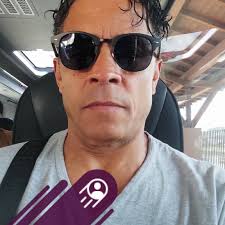 La plage du Corton à Cassis, un endroit paisible et parfait pour se  prélasser 😊💙 (Merci à @angelique.mllr pour la photo ! Bonne journée)