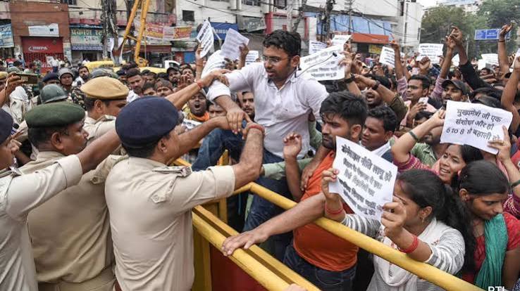 Bihar: Thousands of Contractual School Teachers Protest Against Competency Test | NewsClick