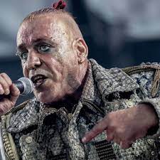 Rammstein: Till Lindemann sitzt nackig am See und angelt | Welt