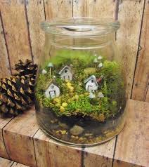 Erstklassiger Miniatur Immobilien Terrarium Susse Kleine Miniatur Garten Drei Bezaubernde Lehmhauser Sitzen Auf Fairy Garden Fairy Terrarium Garden Terrarium