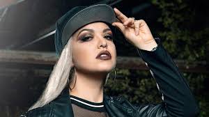 Stilsicher: Vicky Psarakis (The Agonist) covert Korn