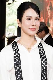 Diệp Lâm Anh diện set phụ kiện xa xỉ đi họp báo