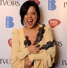 Lily Allen usa fotos da vagina para promover novo disco: 'Três humanos  saíram dela' 