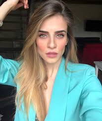 Naomi Rizzo's Instagram, Twitter & Facebook