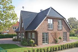 Stadtvilla 140 / eco system haus massivhaus, stadtvilla, einfamilienhaus massiv, zeltdach, putz fassade weiss, bodentiefe fenster, 2 vollgeschosse, grundriss quadratisch, 4 zimmer, 140 qm. Friesenhaus 210 Mit Zusatzlichem Kapitansgiebel Eco System Haus Hausbaudirekt De